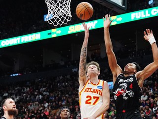 Hráč Atlanty Krejčí (27) strieľa, zatiaľ čo Barnes (4) z Toronta ho bráni.