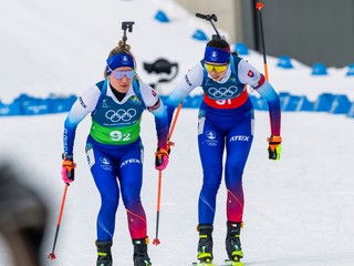 Ema Kapustová a Paulína Bátovská Fialková počas ženskej štafety na 4×6 km na zimných olympijských hrách.