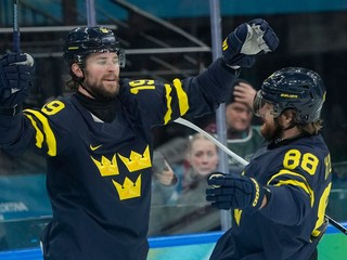 Švédsko oslavuje gól.