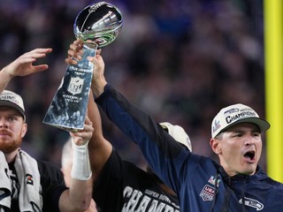 Hlavný tréner Seattle Seahawks Mike MacDonald drží v ruke trofej za triumf v Super Bowle 2025.