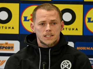 Futbalista Ondrej Duda počas tlačovej konferencie na zraze slovenskej futbalovej reprezentácie