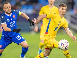 Zľava Stanislav Lobotka (Slovensko) a Florin Tanase (Rumunsko) počas prípravného zápasu medzi Slovenskom a Rumunskom