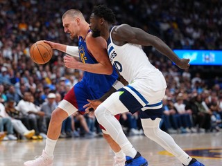 Hráč Minnesoty Timberwolves  Julius Randle (vpravo) bojuje o loptu s Nikolom Jokičom z Denveru 