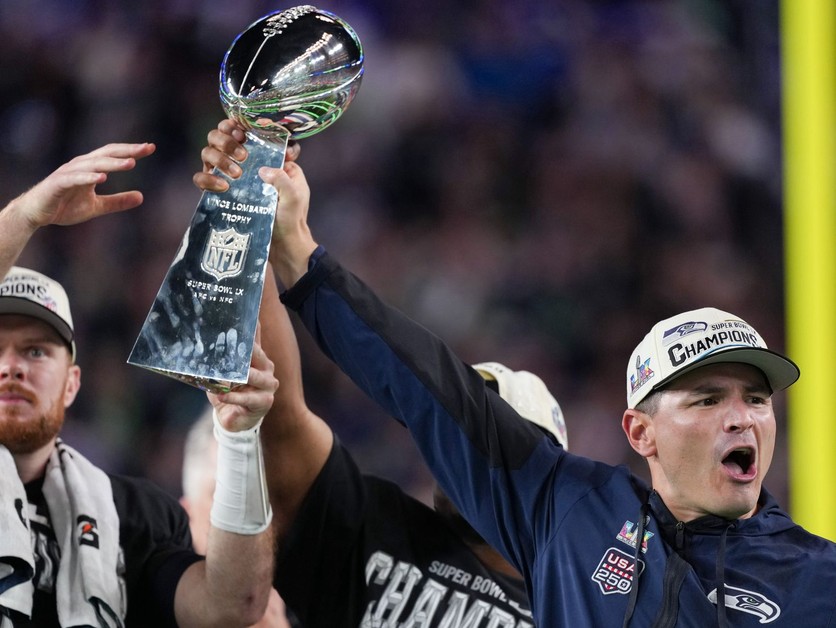 Hlavný tréner Seattle Seahawks Mike MacDonald drží v ruke trofej za triumf v Super Bowle 2025.