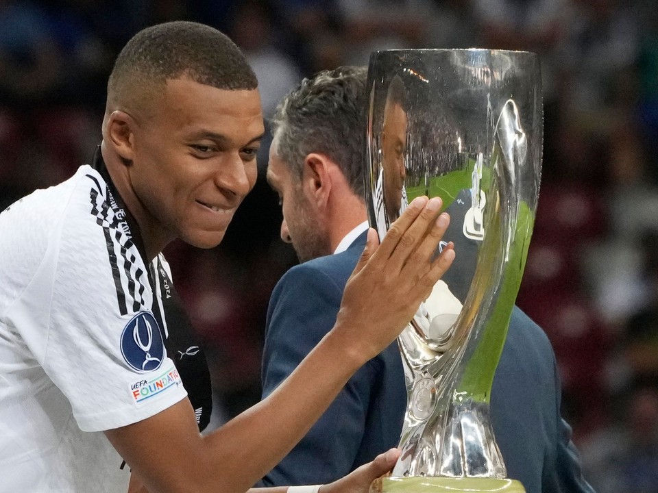 Kylian Mbappé s trofejou Superpohára UEFA.