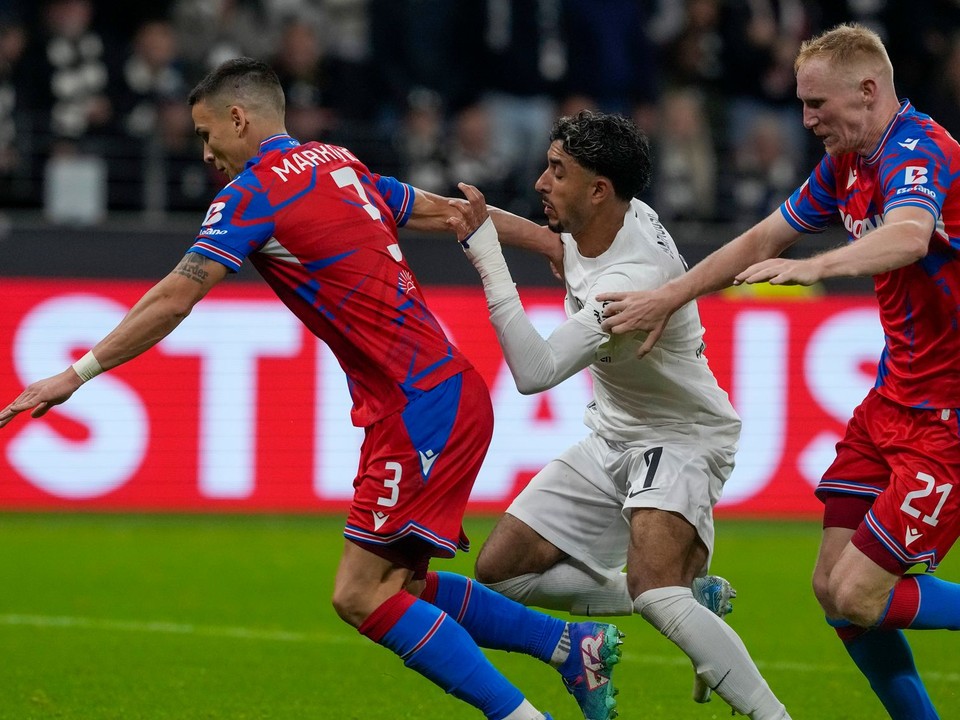 Momentka zo zápasu Eintracht Frankfurt - Viktoria Plzeň. 