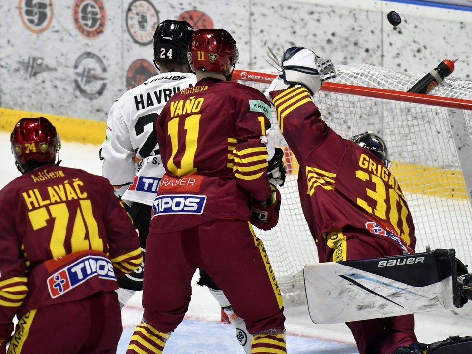 Matúš Havrila, Matúš Hlaváč, Damian Vaňo a brankár Gustavs Grigals v zápase HC Košice - HK Dukla Trenčín v 14. kole Tipos extraligy.