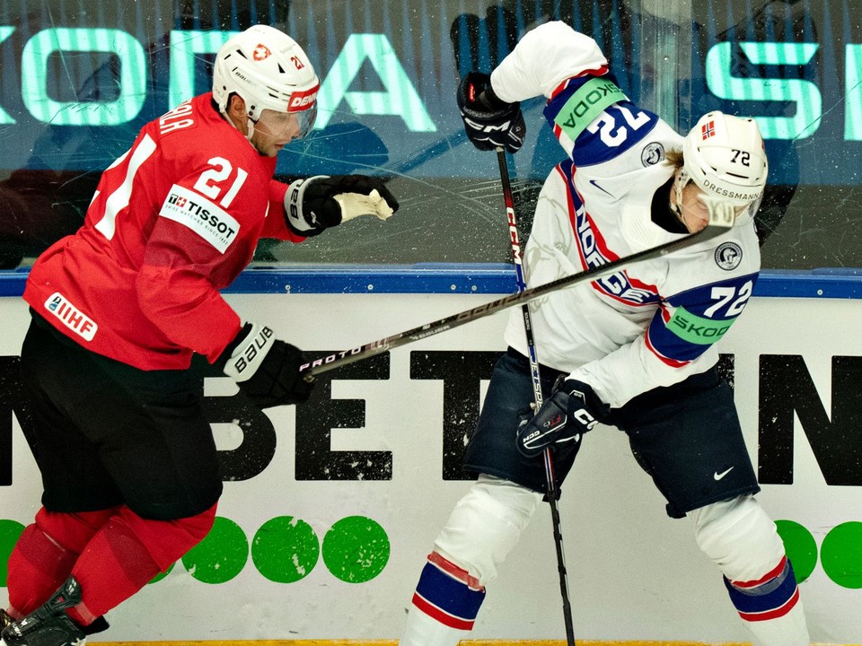 Kevin Fiala (vľavo) a Stian Solberg v zápase Švajčiarsko - Nórsko v skupine B na MS v hokeji 2025.