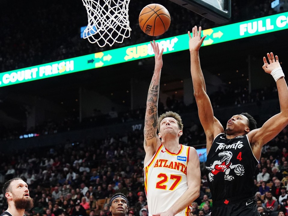 Hráč Atlanty Krejčí (27) strieľa, zatiaľ čo Barnes (4) z Toronta ho bráni.