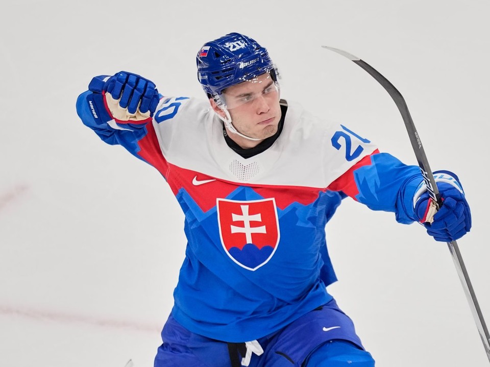 Juraj Slafkovský oslavuje gól v zápase Slovensko - Fínsko na ZOH 2026. 