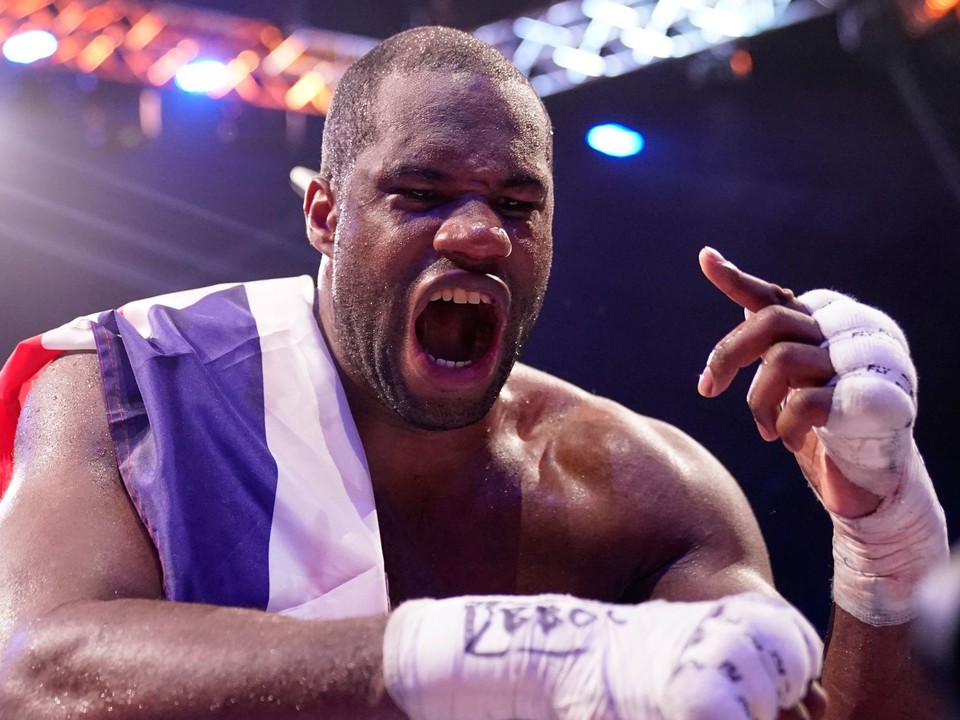 Britský boxer Daniel Dubois je šampiónom v ťažkej váhe 2026.