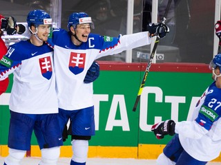 Peter Cehlárik, Marek Ďaloga a Marek Hrivík po góle na 3:1 v zápase Slovensko - Rusko na MS v hokeji 2021.