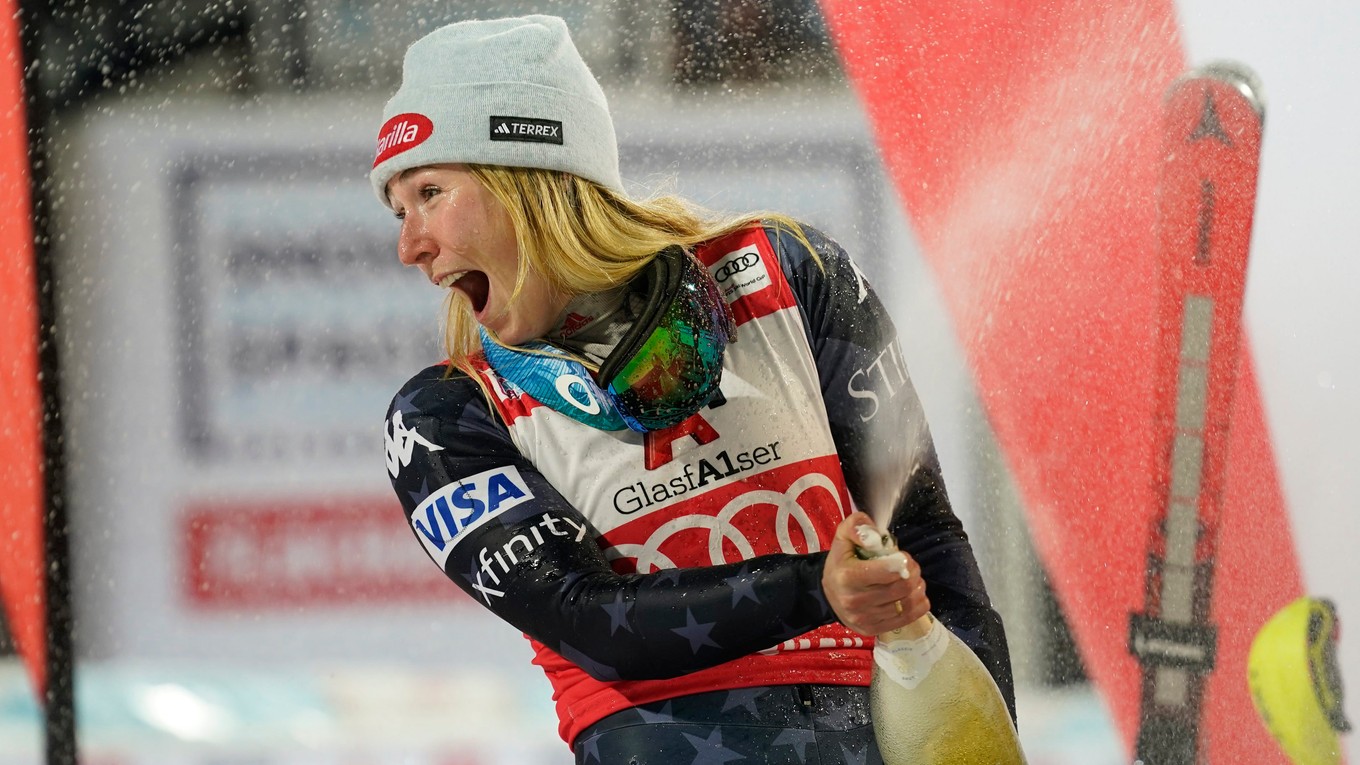 Mikaela Shiffrinová strieka šampanské vo Flachau.