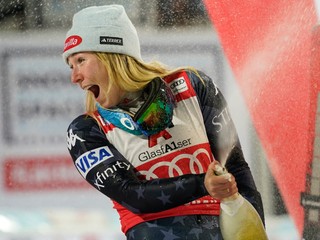 Mikaela Shiffrinová strieka šampanské vo Flachau.