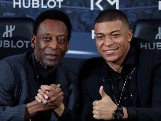 Legendárny Pelé a Kylian Mbappé v roku 2019.