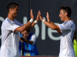 Cristiano Ronaldo (vľavo) a Mesut Özil v dresoch Realu Madrid.