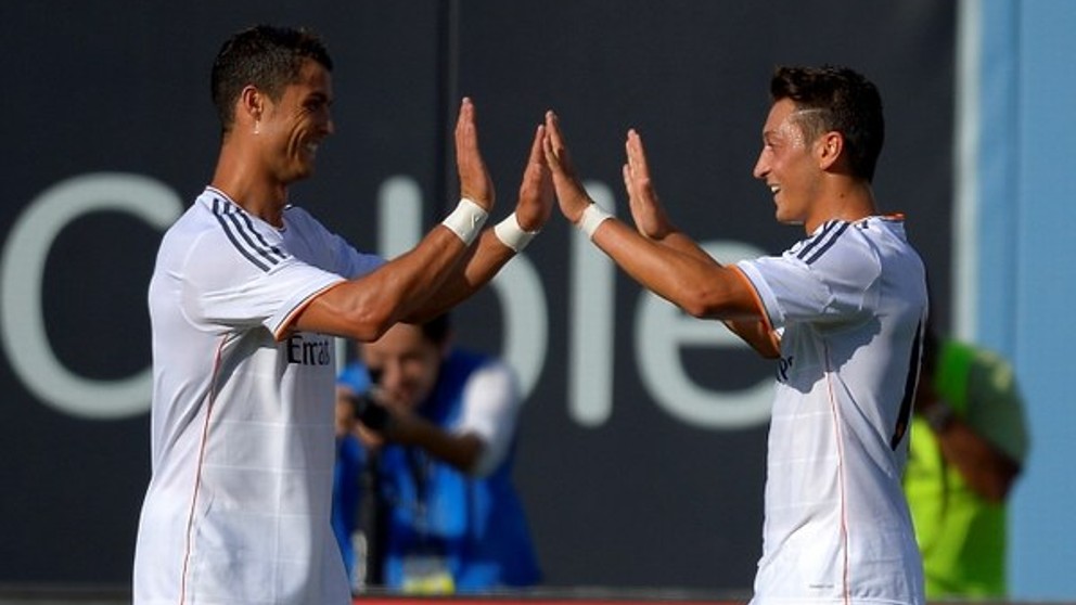 Cristiano Ronaldo (vľavo) a Mesut Özil v dresoch Realu Madrid.