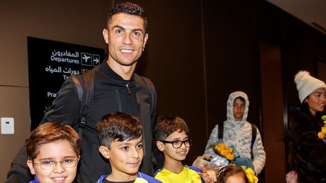 Cristiano Ronaldo po prílete do Rijádu, kde bude hrávať za saudskoarabský Al Nassr.