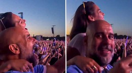 VIDEO: Guardiolu vybučali na koncerte. Legendárna skupina mu venovala pieseň