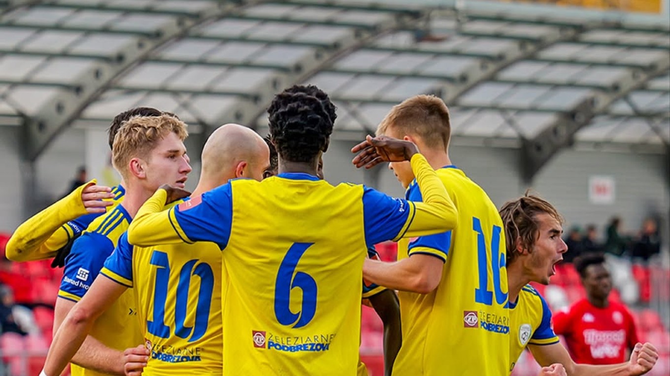 Radosť hráčov FK Pohronie po strelení gólu proti Liptovskému Mikulášu.