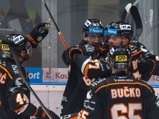Hráči Košíc sa tešia z gólu počas zápasu 3. kola Tipsport ligy v hokeji medzi HC Slovan Bratislava a HC Košice.