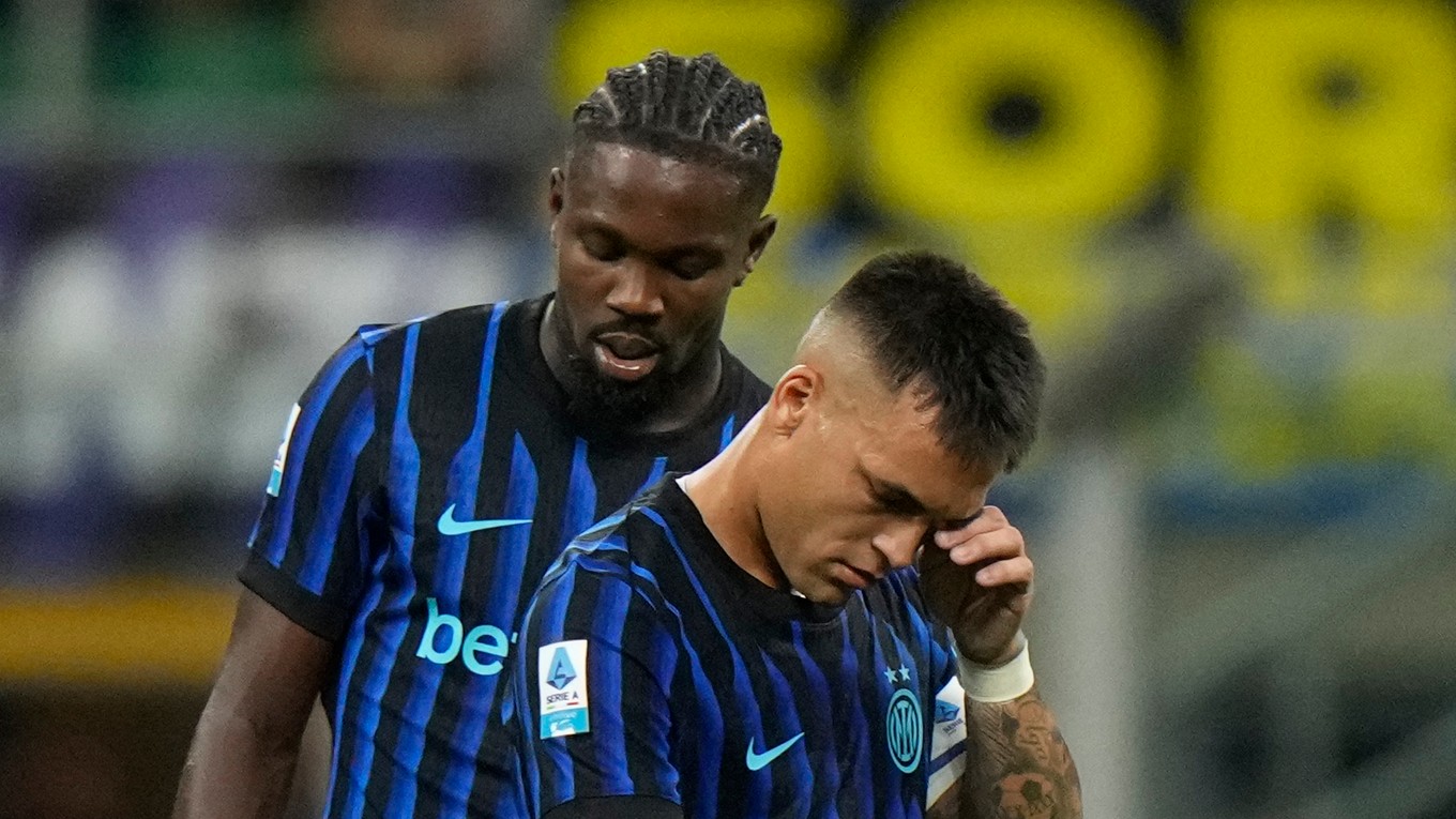 Futbalisti Interu Miláno Lauraro Martinez a Marcus Thuram reagujú počas 2. kola zápasu talianskej Serie A.