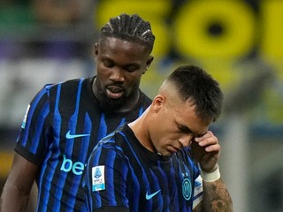 Futbalisti Interu Miláno Lauraro Martinez a Marcus Thuram reagujú počas 2. kola zápasu talianskej Serie A.