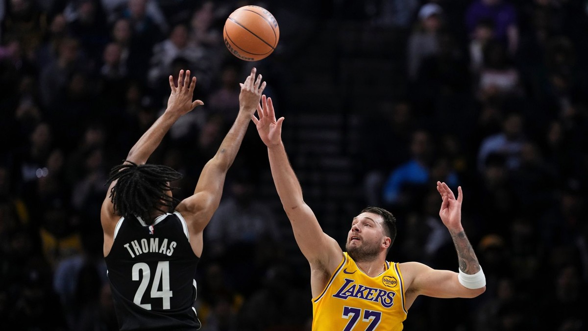 Cam Thomas v zápase proti LA Lakers.