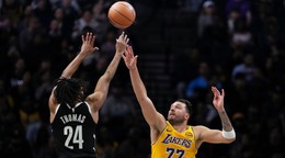 Cam Thomas v zápase proti LA Lakers.