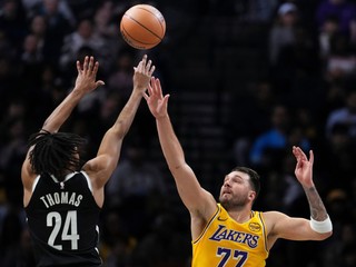 Cam Thomas v zápase proti LA Lakers.