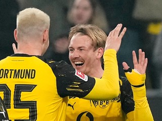 Julian Brandt oslavuje gól v sieti Borussie Mönchengladbach.