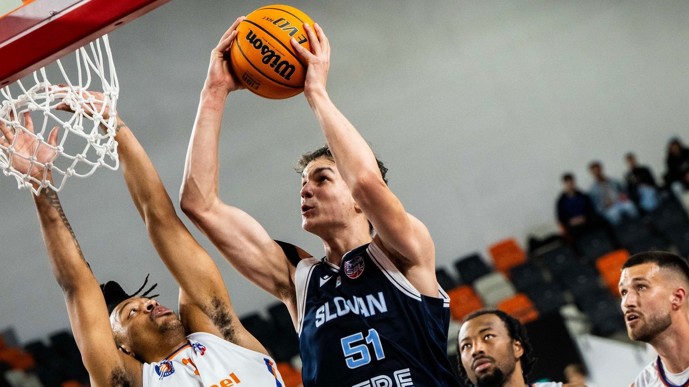 Zľava Eric Boone (Lúčenec), Maroš Golian (Slovan), Jayden Brown a Matej Siládi (Lúčenec) počas úvodného zápasu sezóny BC Slovan Bratislava - MBK Lúčenec.
