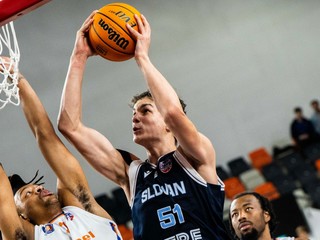 Zľava Eric Boone (Lúčenec), Maroš Golian (Slovan), Jayden Brown a Matej Siládi (Lúčenec) počas úvodného zápasu sezóny BC Slovan Bratislava - MBK Lúčenec.