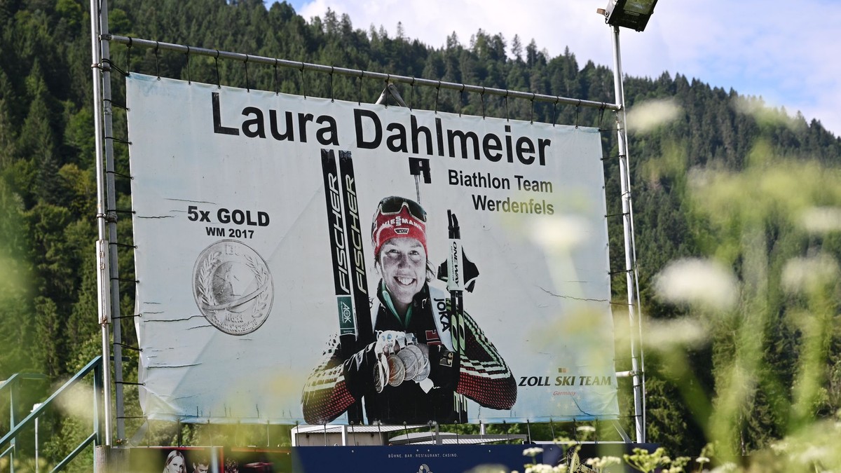 Laura Dahlmeierová na bilboarde.