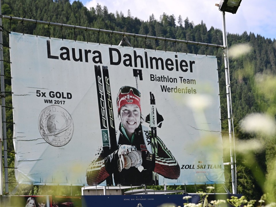 Laura Dahlmeierová na bilboarde.