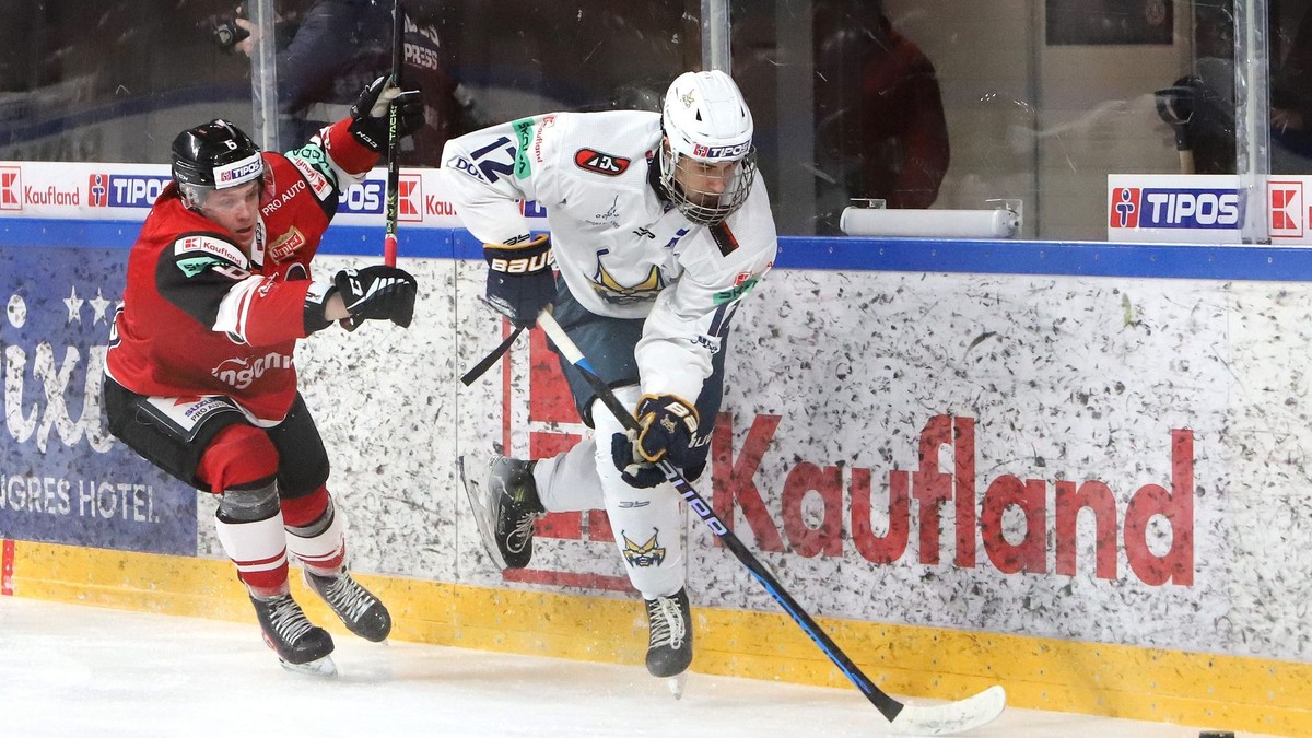 Na snímke zľava Patrík Bačík (Banská Bystrica) a Michael Drábek (Spišská Nová Ves).