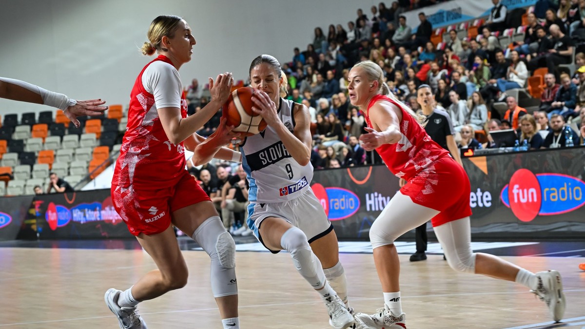 Klaudia Gertchen (Poľsko), Terézia Páleniková (Slovensko) počas basketbalového zápasu kvalifikácie ME 2027.