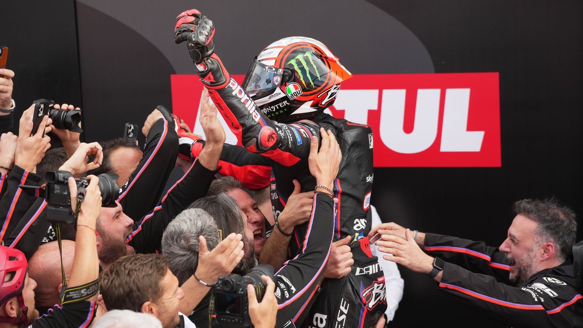 Marco Bezzecchi oslavuje spolu so svojím tímom po víťazstve na Veľkej cene Valencie 2025.