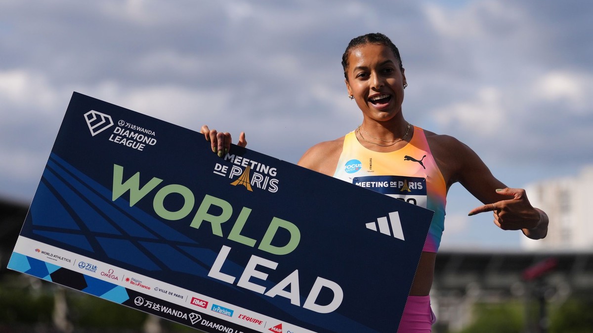 Švajčiarka Audrey Werrová sa raduje z víťazstva v behu na 800m na mítingu Diamantovej ligy v Paríži.