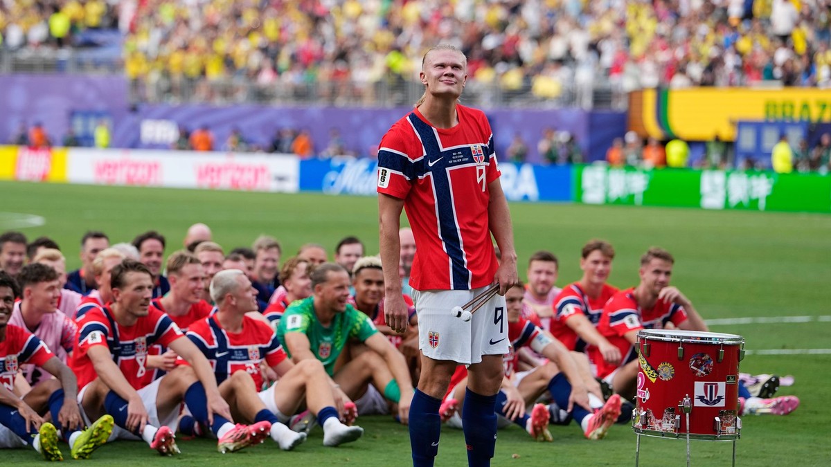 Erling Haaland v popredí spoluhráčov z Nórska.