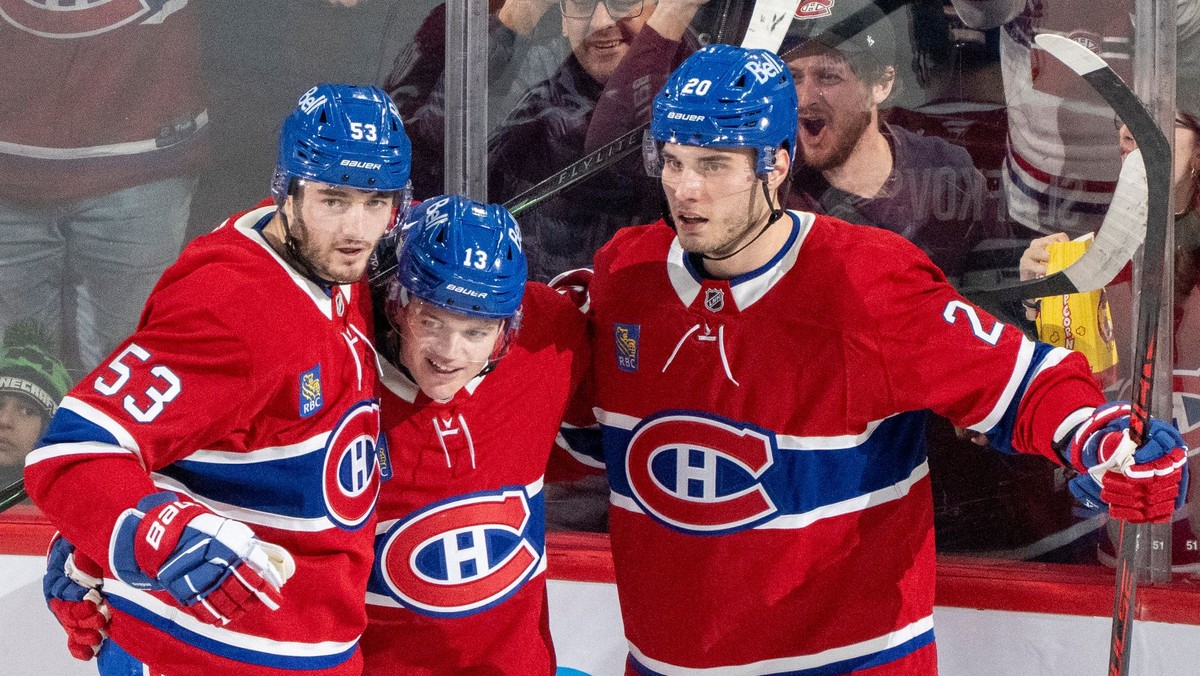 Gólová radosť hráčov Montrealu, zľava Noah Dobson, Cole Caufield a Juraj Slafkovský. 
