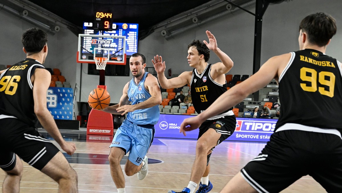 Na snímke uprostred vľavo Niko Bačvič (Slovan) a vpravo Maroš Golian (Inter Basket) v zápase 7. kola Tipos SBL BC Slovan Bratislava – Inter Basket.