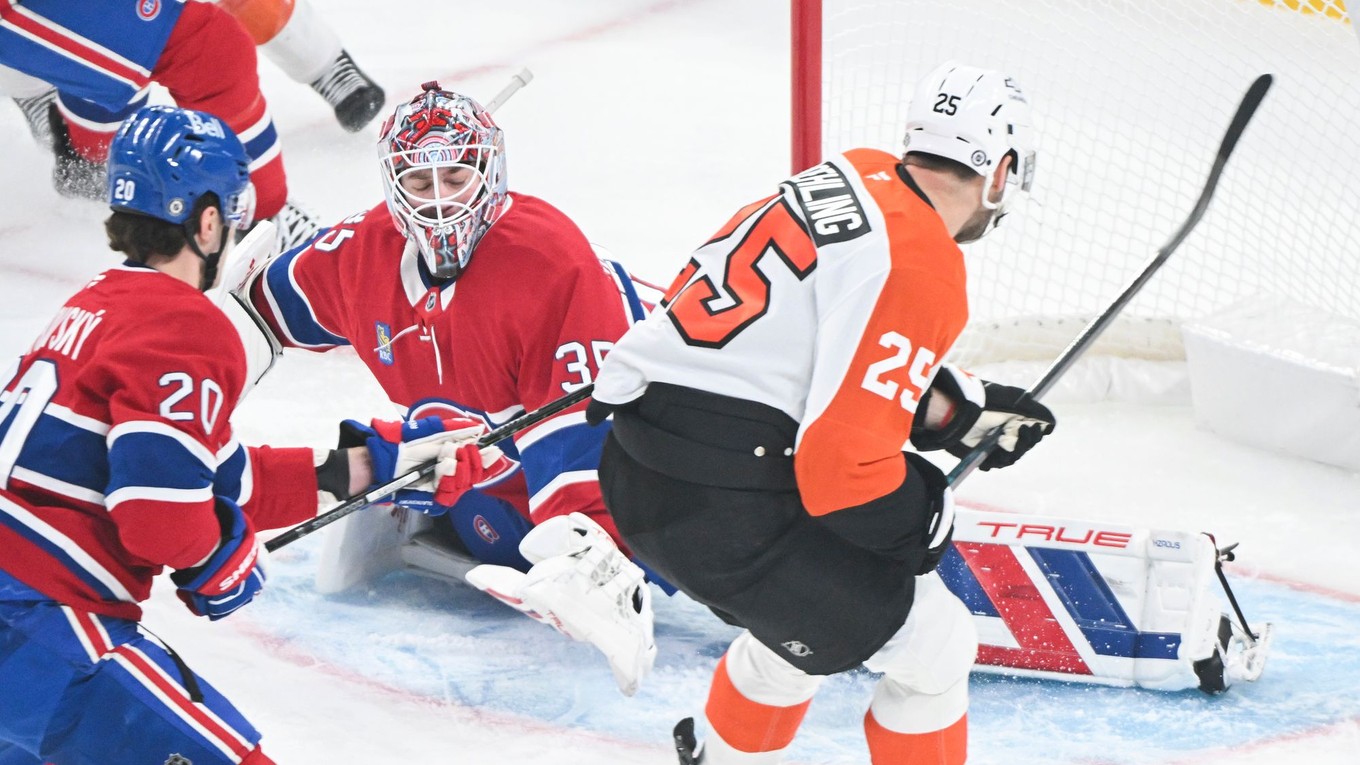 Ryan Poehling (Philadelphia) strieľa gól do siete Montrealu, vľavo slovenský útočník Juraj Slafkovský.