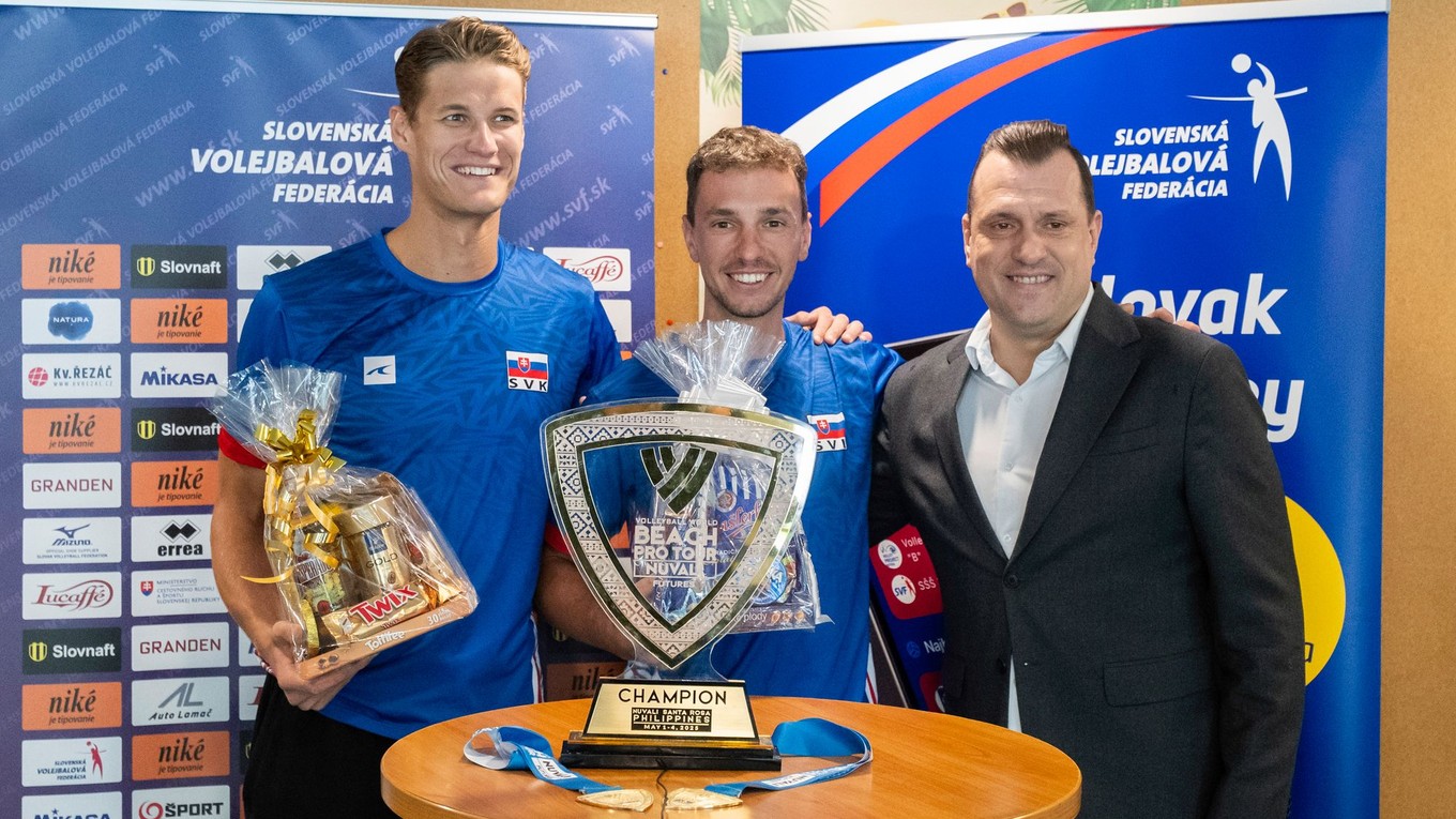 Slovenskí plážoví volejbalisti zľava Adrián Petruf, Luboš Němec a prezident Slovenskej volejbalovej federácie (SVF) Marek Rojko.