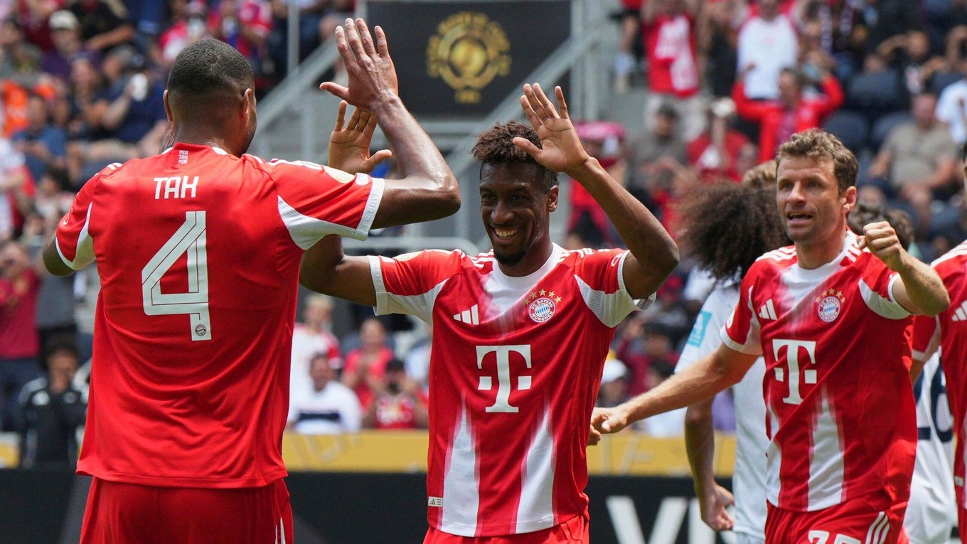 Futbalisti Bayernu Mníchov Kingsley Coman (v strede) a Jonathan Tah sa tešia z gólu.