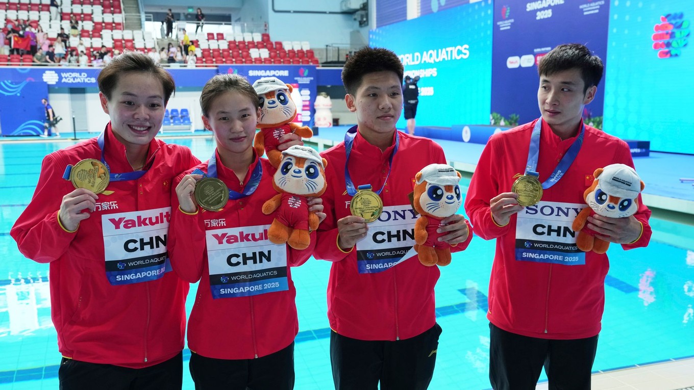 Čínska  štvorica skokanov do vody Čchen I-wen, Čchen Jü-si, Čcheng C'-lung a Cchao Jüan pózujú so zlatou medailou po triumfe v súťaži miešaných tímov.