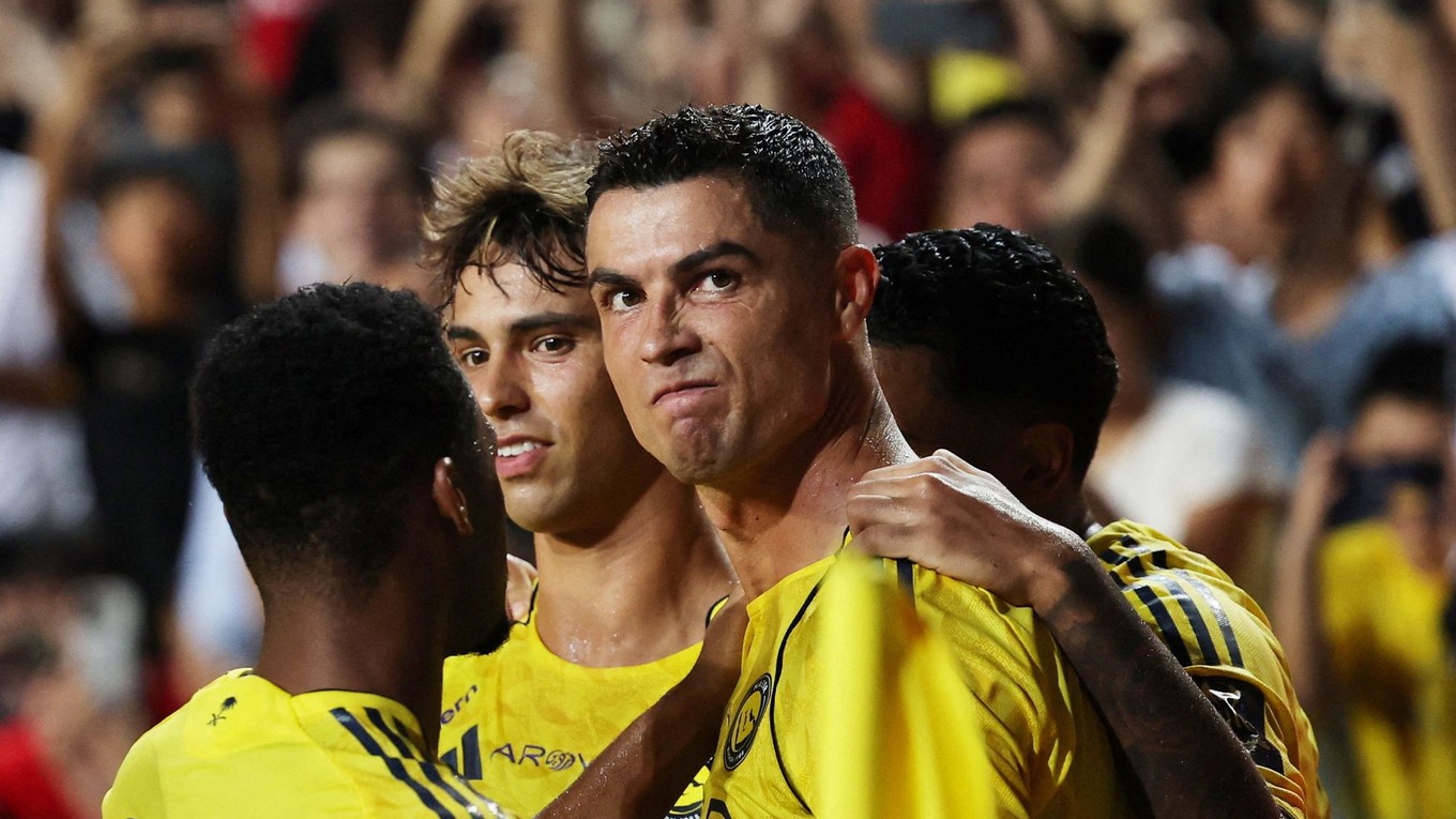Cristiano Ronaldo sa svojimi spoluhráčmi z klubu Al-Nassr.