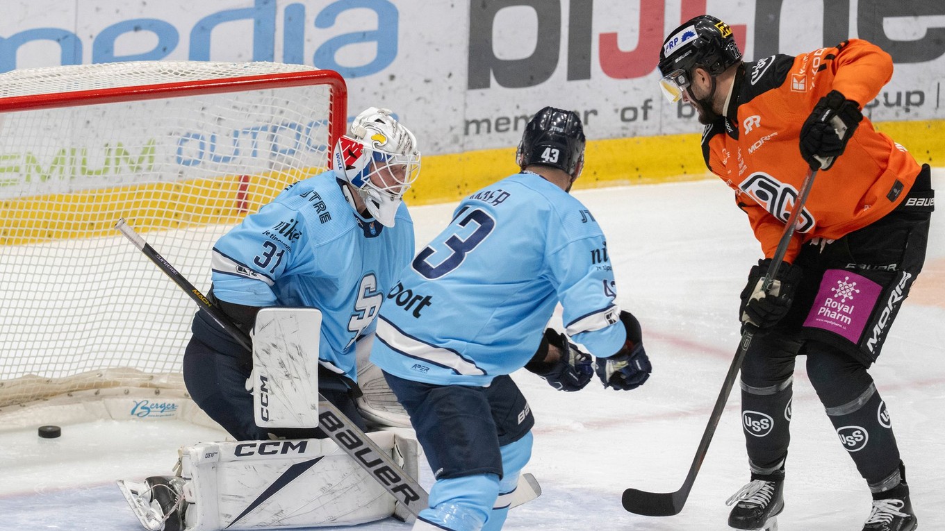 Na snímke sprava Filip Krivošík (Košice), Patrik Maier (Slovan) a brankár Henri Kiviaho (Slovan).