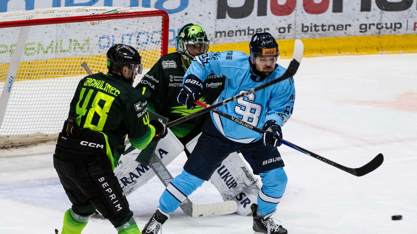Zľava Daniel Gachulinec, brankár Connor James Lacouvée  (obaja Žilina) a Samuel Solenský (Slovan) počas zápasu 7. kola hokejovej Tipsport ligy.