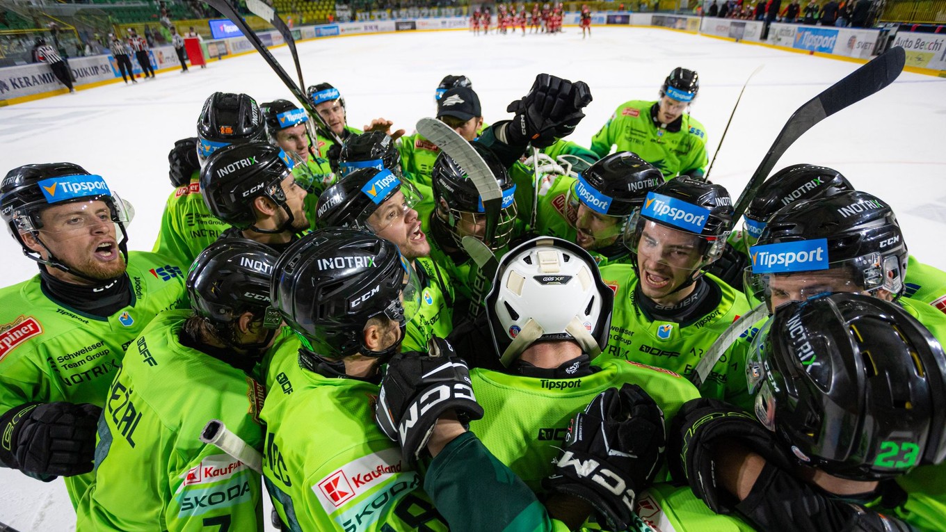 Hráči Žiliny sa radujú z víťazstva po zápase  hokejovej Tipsport ligy.